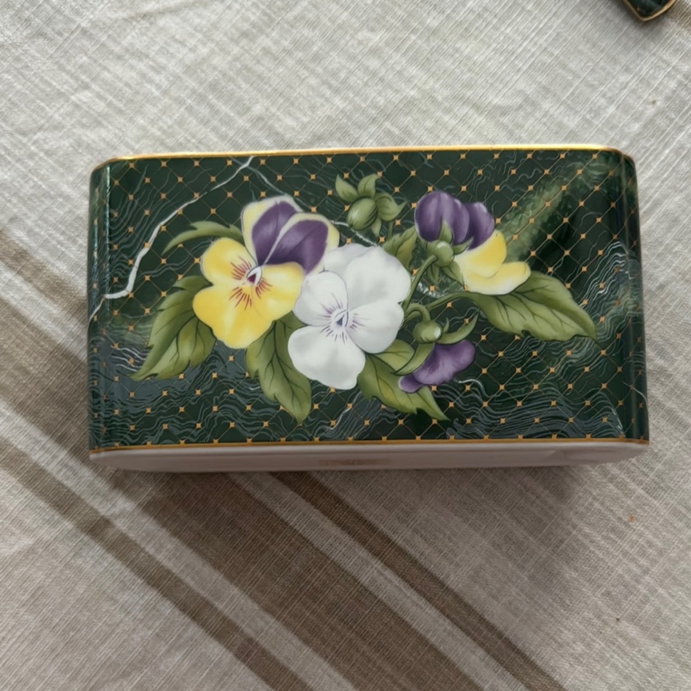 Hand-Painted Green and Yellow Floral Accent Decor
Letter Opening Set Pansy